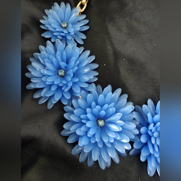 J Crew Blue Lucite Floral Gold Tone Necklace - Picture 4 of 5